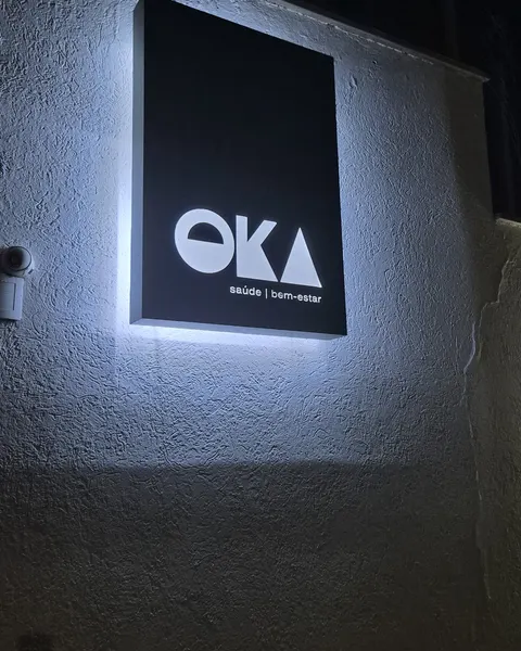 Placa iluminada da OKA Saúde à noite